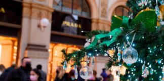 Covid oggi Italia, Galli: “Segnali per temere ondata dopo le feste”