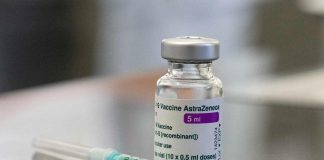 Vaccino AstraZeneca, trovata causa rare trombosi: lo studio