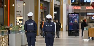 Covid, Austria revoca lockdown domenica: restrizioni per i non vaccinati