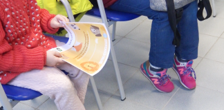 Partite le vaccinazioni dei bambini: attesa tranquilla tra pupazzi e videogiochi. I genitori: “il vaccino importante anche per loro”