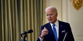 Variante Omicron, Biden: “Chi non è vaccinato rischia”