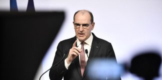Covid oggi Francia, Castex: “Situazione tesa, terza dose a 3 mesi”