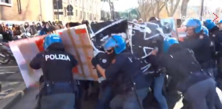 Scontri fra studenti e forze dell’ordine al corteo, uova contro il Ministero