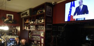 Covid oggi Francia, nuova stretta: chiudono le discoteche