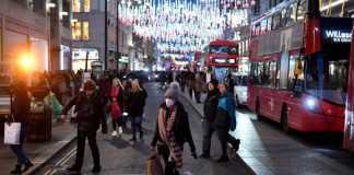 Variante Omicron, Javid: “Potrebbe essere troppo tardi per reagire”