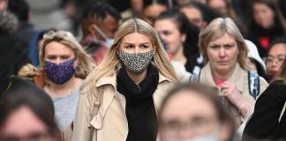 Covid, oggi il decreto: tornano le mascherine all’aperto. Si discute su tamponi ai vaccinati e green pass più breve