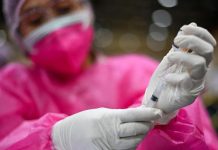 Variante Omicron, Ema: “Non sappiamo se servirà nuovo vaccino”