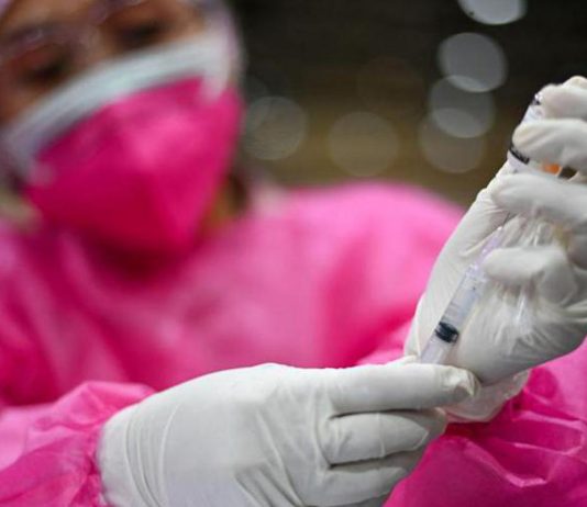 Variante Omicron, Ema: “Non sappiamo se servirà nuovo vaccino”