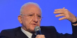 Covid, De Luca: “No vax? Imbecilli da buttare a mare”