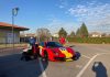 Le Ferrari tornano alla Casa del Sole per Santa Lucia con tanti regali per i bambini Un regalo inaspettato per tutti i bambini della Casa del Sole per il giorno di Santa Lucia. Bellissime valigette con i colori per tutti i bambini, auto in bella vista e una bandiera con le firme dei piloti di F1 della Ferrari. Così lunedì il Dott. Giorgio Girondi della Ufi Filter, la Scuderia Ferrari Club Mantova e gli ex ingegneri del Reparto Corse della rossa Giorgio Quattrini ed Angelo Venturelli si sono presentati alla Casa del Sole. Tanti regali per i bambini che non vedevano da tempo, ma che volevano rincontrare. “Sono passati due anni dall’ultima volta che ci siamo visti – spiega il Presidente della Casa del Sole Enrico Marocchi – e non c’era ancora questa pandemia. E’ come un ricominciare. Ci mancavano i nostri amici. L’affetto e la solidarietà che ci lega è speciale e non posso che ringraziarli con tutto il cuore per l’attenzione che dimostrano ogni volta nei nostri confronti”. L’evento breve e blindato per le norme covid non ha spento gli entusiasmi e la voglia di rivedersi dopo tanto tempo. Tra foto, sorrisi e sguardi felici finalmente si è risentito il rombo dei motori Ferrari alla Casa del Sole.