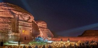 Show nel deserto, il concerto a lume di candele hi-tech