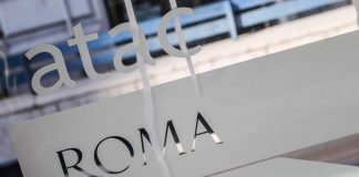 Roma, ancora un bus in fiamme: nessun ferito