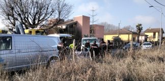 Non si ferma con l’auto all’alt della Polizia locale schiantandosi contro un furgone, muore 37enne