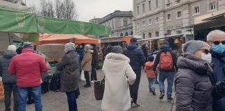Debutto obbligo di mascherina nei mercati in città: tutti rispettosi delle regole