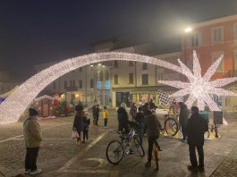 A Suzzara luci e colori illuminano la parata di Natale