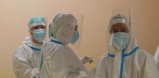 Covid Italia, 150 operatori sanitari contagiati al giorno: “Servono tamponi”