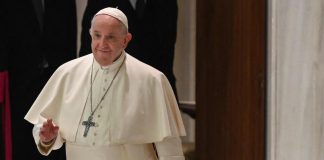 Papa festeggia gli 85 anni con i profughi arrivati da Cipro