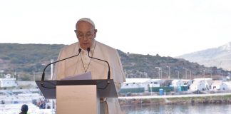 Il Papa tra i rifugiati di Lesbo, il messaggio all’Europa