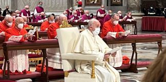 Papa con mascherina a San Pietro per celebrare ‘Vespri’