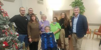 I Nipoti di Babbo Natale consegnano a Selene, ospite della Rsa Cordioli, la maglia dell’Inter tanto desiderata