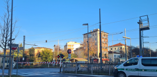 Passaggio a livello bloccato in viale Oslavia e circolazione deviata