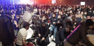 Francia, antirazzisti al comizio di Zemmour: scontri in sala