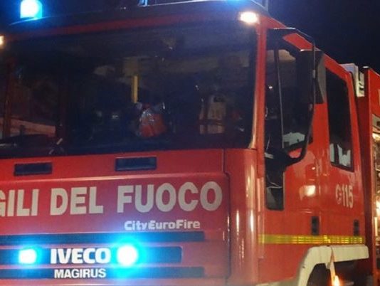 Rotoballe in fiamme a Goito: intervento dei vigili del fuoco
