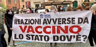 Covid, i ‘danneggiati dal vaccino’ sfilano di fronte a Speranza: “Abbandonati dallo Stato”