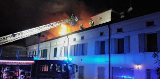 Incendio in un’azienda agricola a San Cataldo, fiamme fino al tetto