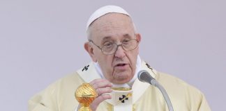Papa “Accogliamo concretamente Dio in nostre oscurità”