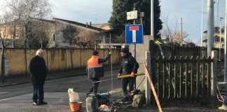 Bozzolo, rimossa la recinzione divelta nei pressi del passaggio a livello di via Cremona