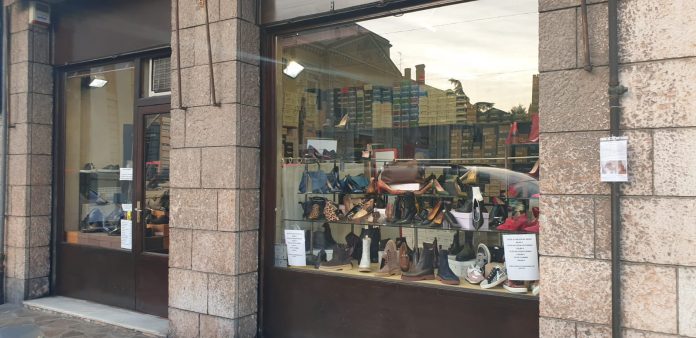 Dopo 70 anni chiude Secci, lo storico negozio di scarpe di Piazza D'Arco