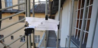 Bimba caduta dal balcone a Torino, il 32enne fermato: “Incidente durante gioco”