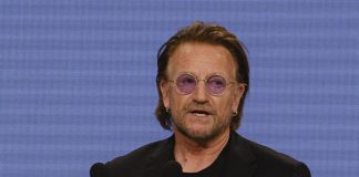 Bono ‘boccia’ gli U2: “Che imbarazzo le nostre canzoni”