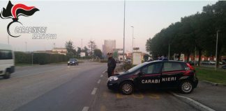 Ruba da un’auto e in un negozio, poi dà in escandescenze in caserma e rompe una porta: arrestato 22enne