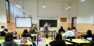 Scuole chiuse in Campania, braccio di ferro De Luca-governo