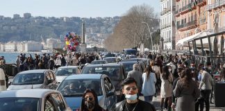 Covid oggi Italia, Pregliasco: “Presto per allentare regole”