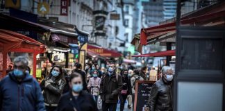 Variante Omicron, “in Francia picco atteso tra 10 giorni”