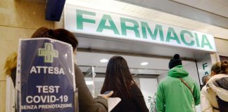 Green pass e negozi esenti, chi rischia la zona arancione: cosa succede in Italia
