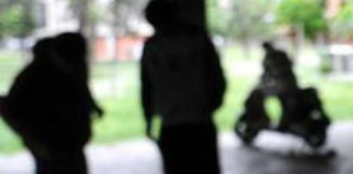 “Tu devi stare zitto, sei ebreo”: 12enne preso a sputi