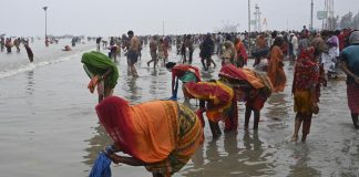 Covid India oggi, in migliaia per bagno Gange: rischio maxi focolaio