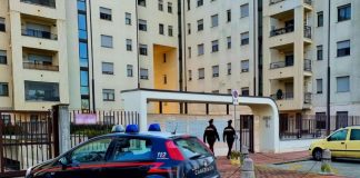 Milano, 28enne accoltella i genitori in casa
