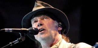Neil Young e la protesta contro podcast no vax, via da Spotify