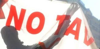 No Tav, botti contro il cantiere in Valsusa: bosco in fiamme