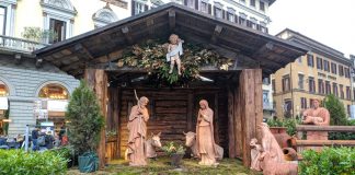 Firenze: entrano nel presepe di piazza Duomo per i selfie, danneggiato Bambin Gesù