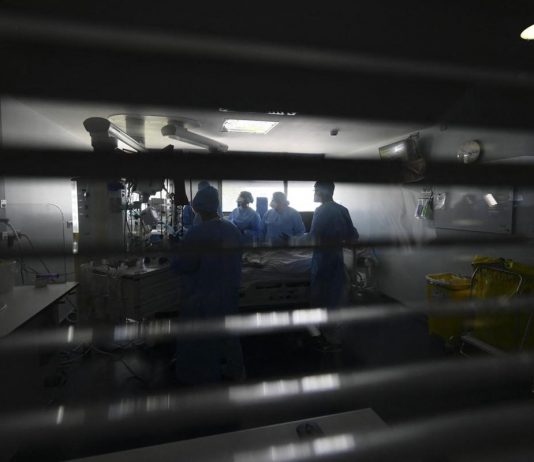 “Far lavorare sanitari positivi con tre dosi nei reparti Covid”