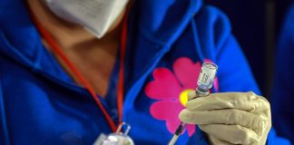 Omicron, Ema: “Vaccini meno efficaci su contagio e malattia lieve”