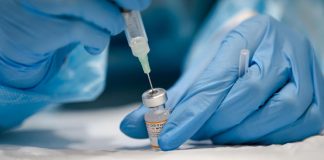 Crisanti: “Ci sono vaccinati non protetti, cambiare strategia”