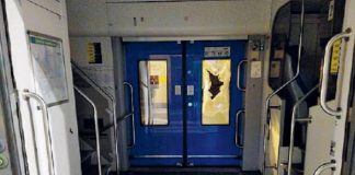 Ubriaco, ha distrutto il convoglio con un estintore: preso il vandalo del treno Mantova-Milano Ubriaco, ha distrutto il convoglio con un estintore: trovato il vandalo del treno Mantova-Milano