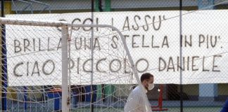 Varese, palloncini e striscioni per l’ultimo saluto a Daniele
